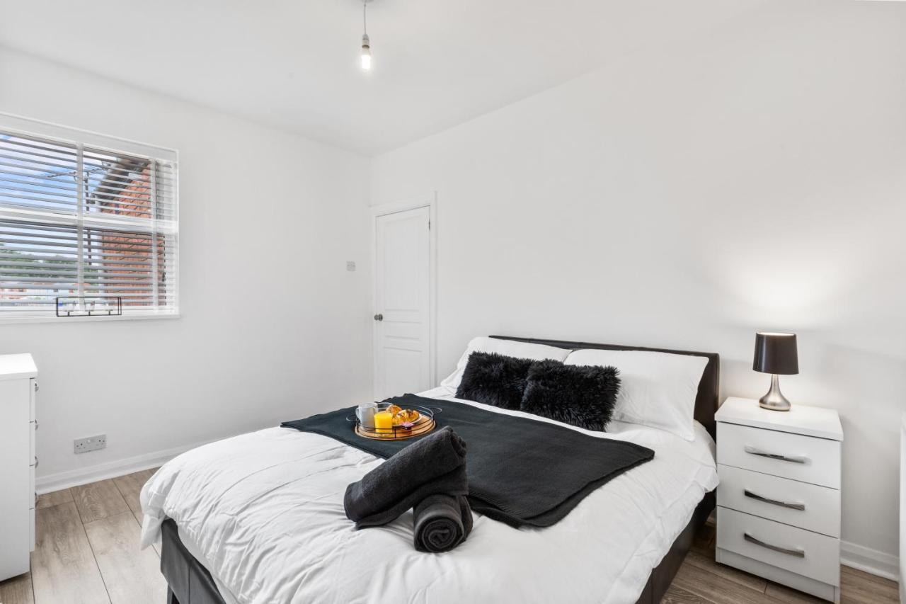 Nuneaton - Ideal 3 Bedroom, Wi-Fi Parking, Sleeps 6 - Jrr Stays Buitenkant foto