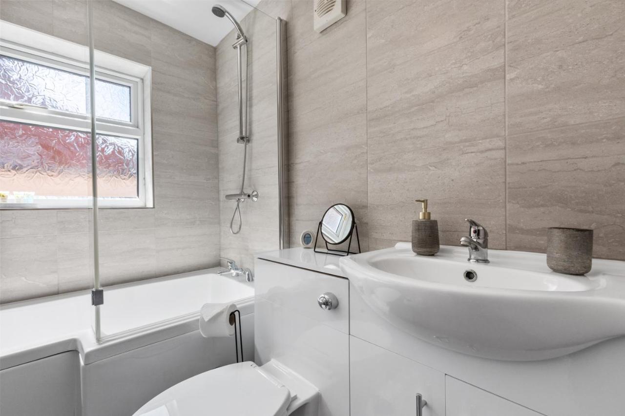 Nuneaton - Ideal 3 Bedroom, Wi-Fi Parking, Sleeps 6 - Jrr Stays Buitenkant foto